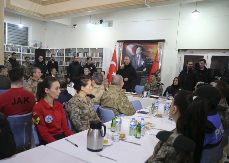 İçişleri Bakanı Yerlikaya, Hakkari'de güvenlik güçleriyle bir araya geldi: