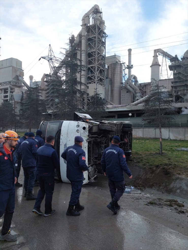 Isparta'da işçi servisinin devrildiği kazada 6 kişi yaralandı