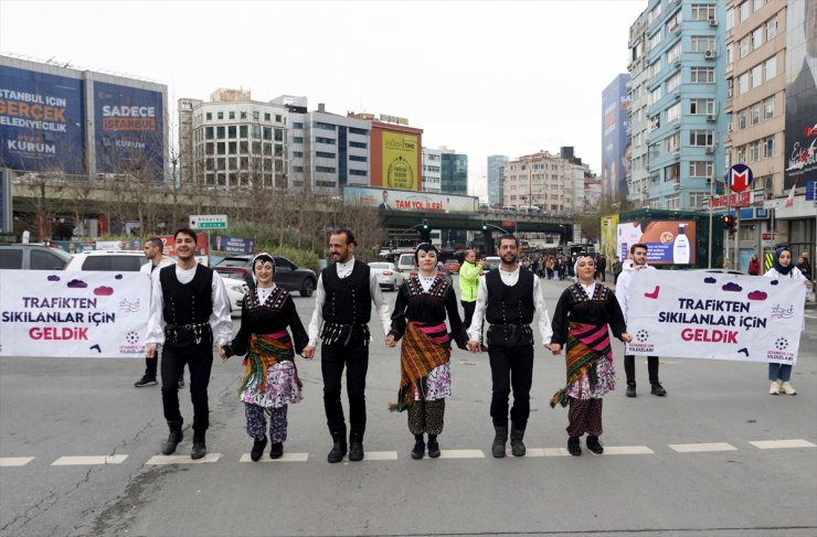 İstanbul'da trafikte bekleyenlere horon sürprizi