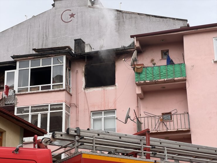 Kastamonu'da 4 katlı binada çıkan yangında bir kişi yaralandı