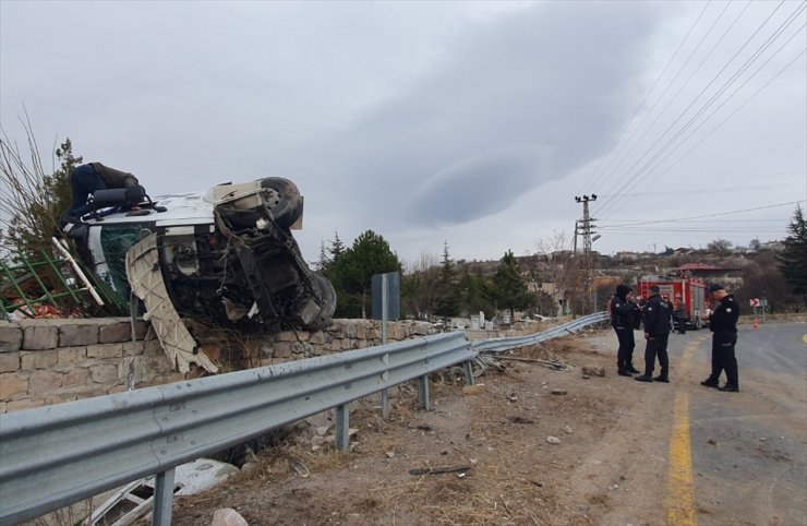 Kayseri'de mezarlığa devrilen tırın sürücüsü yaralandı