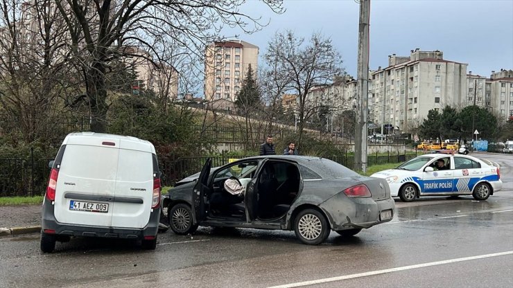 Kocaeli'de hafif ticari araç ile otomobilin çarpıştığı kazada 3 kişi yaralandı