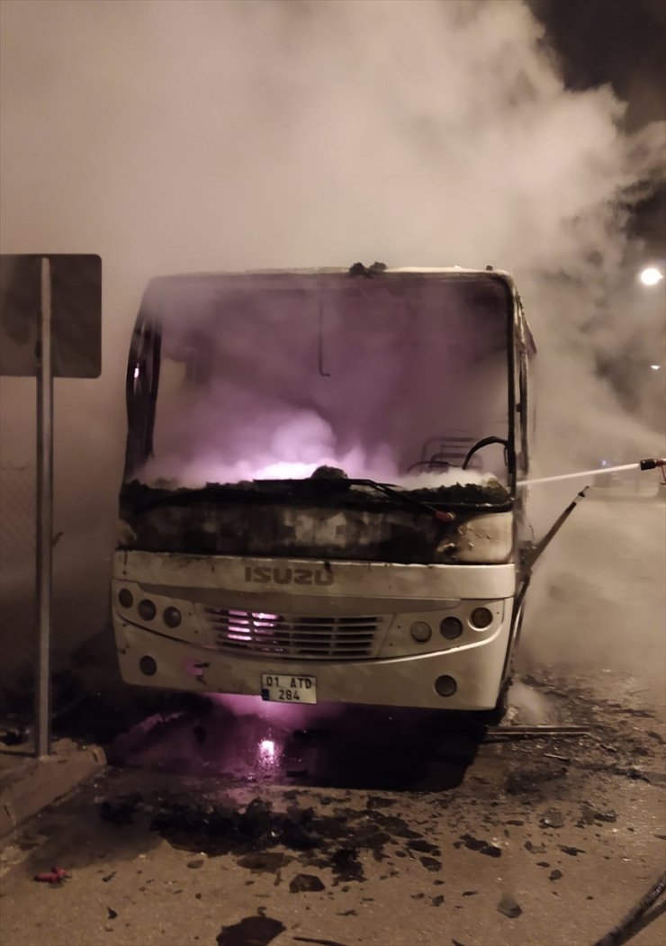 GÜNCELLEME - Adana'da park halinde kundaklanan midibüs yandı