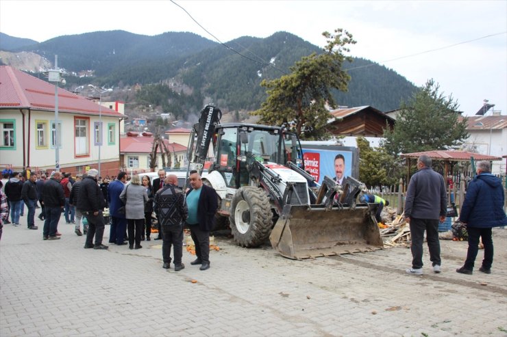 Artvin'de freni boşalan iş makinesi pazardaki tezgah ve araçlara çarparak durabildi