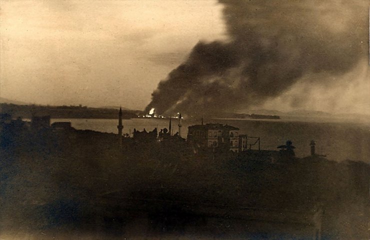 Çanakkale'de 18 Mart 1915'te yaşanan bombardıman fotoğraf karelerinde