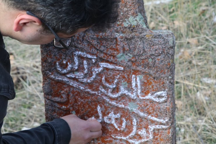 Çankırı'da iki akademisyen kentteki mezar taşlarını inceleyerek kayıt altına alıyor
