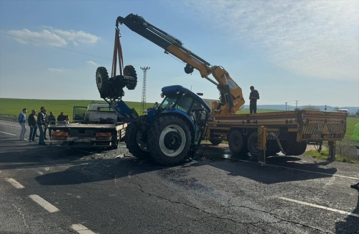 Diyarbakır'da traktör ile otomobilin çarpıştığı kazada 5 kişi yaralandı