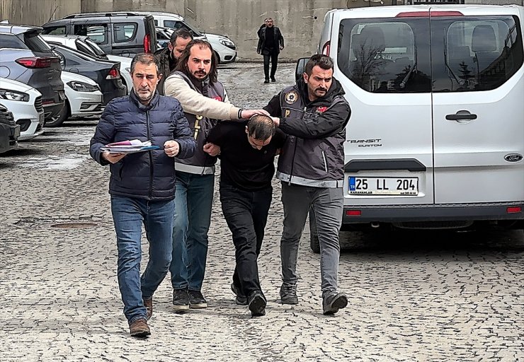 Erzurum'da eşi tarafından bıçaklanarak öldürülen anne ile kızının cenazeleri defnedildi