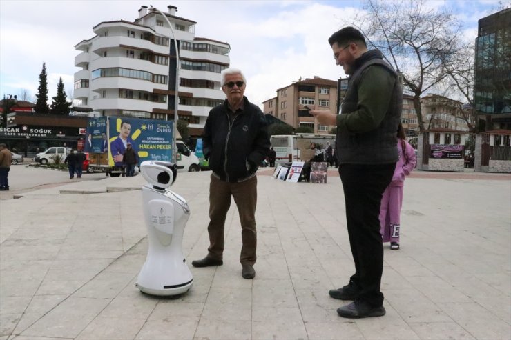 Karabük'te insansı robotla seçim anketi yapıldı