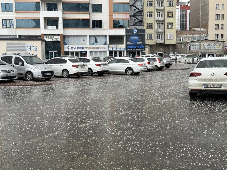 Kayseri'de 10 dakika süren dolu yolları ve araçların üzerini kapladı