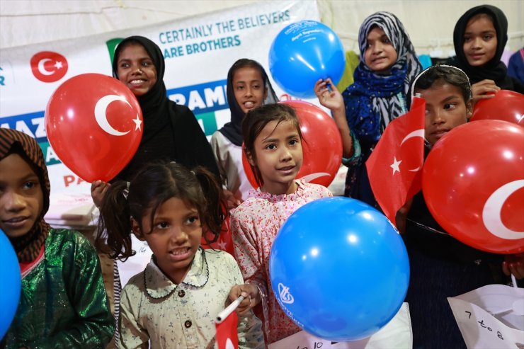 Pakistanlı çocukların bayramlığı Türkiye Diyanet Vakfından