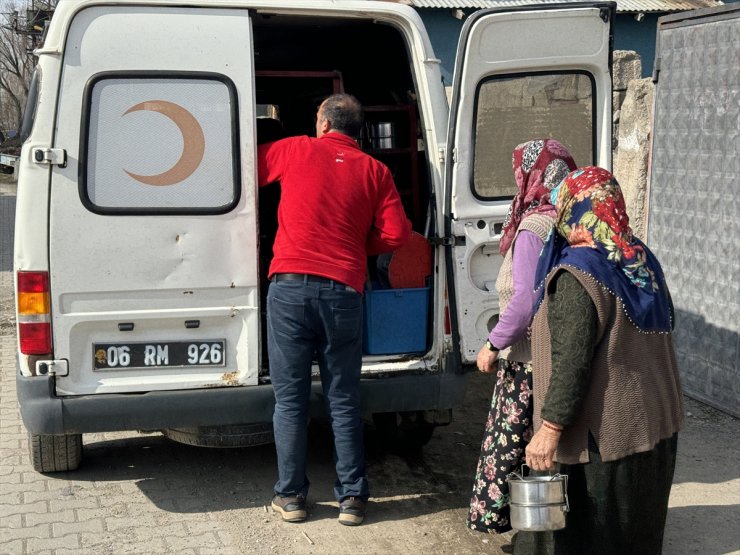 Ramazanda ihtiyaç sahiplerinin iftarlık ve sahurlukları Türk Kızılaydan