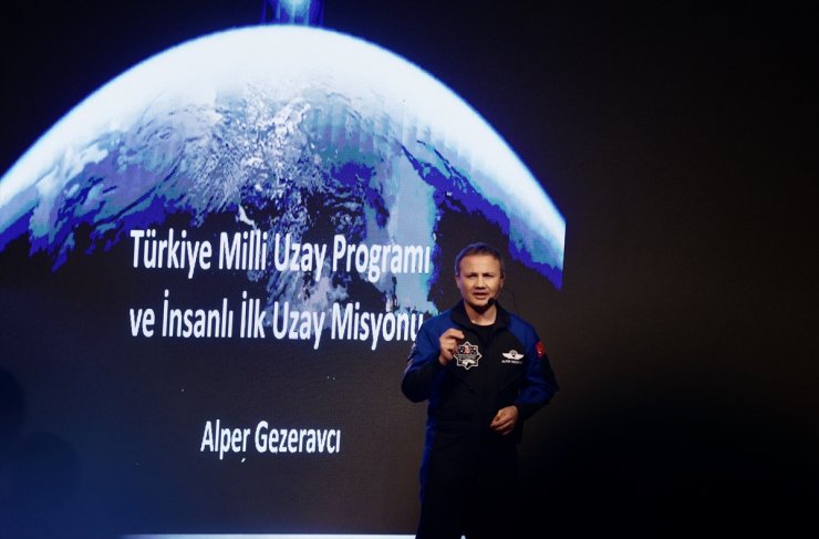 Türkiye'nin ilk astronotu Alper Gezeravcı, Düzce'de gençlerle buluştu: