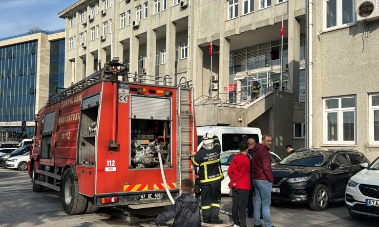 Zonguldak'ta adliye binasının arşiv bölümünde çıkan yangın söndürüldü