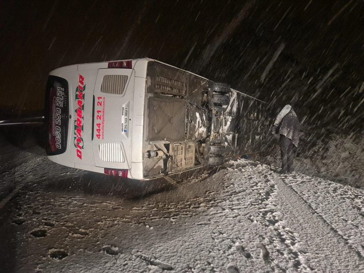 Bingöl'de yolcu otobüsünün devrilmesi sonucu 18 kişi yaralandı
