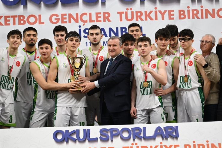 Bakan Bak, Okul Sporları Gençler Basketbol Türkiye Birinciliği finalini izledi