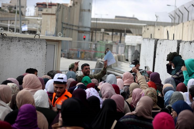 İsrail, ramazan ayının ilk cumasında Filistinlilerin Mescid-i Aksa'ya erişimine kısıtlamalar getirdi