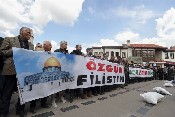 İsrail'in Gazze'ye yönelik saldırıları Hacı Bayram Veli Camisi önünde protesto edildi