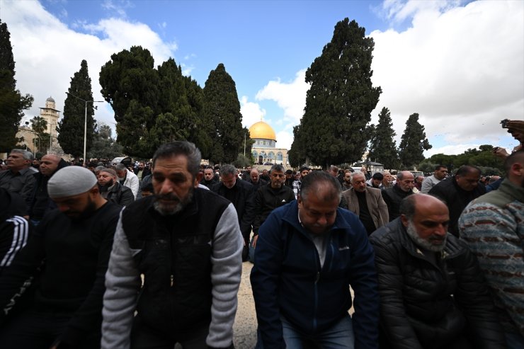 İsrail'in kısıtlamalarına rağmen 80 bin Filistinli ramazan ayının ilk cuma namazını Mescid-i Aksa'da eda etti