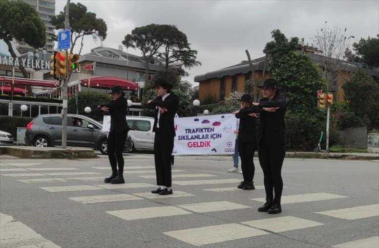 İstanbul'da trafikte bekleyenlere "moonwalk dansı" sürprizi