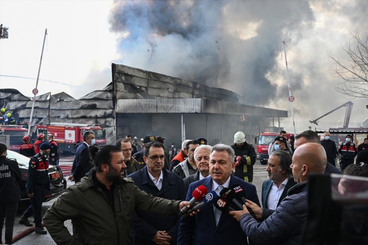 GÜNCELLEME 2 - İzmir'de kimyasal malzemelerin bulunduğu depoda yangın çıktı