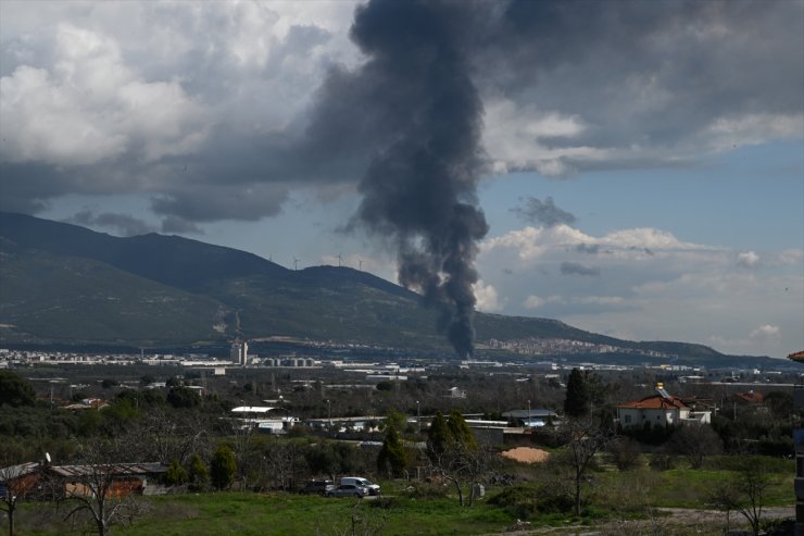 GÜNCELLEME - İzmir'de kimyasal malzemelerin bulunduğu depoda yangın çıktı