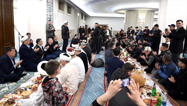 Kırgızistan Cumhurbaşkanı Caparov, İmam Serahsi Camisi'nde iftar verdi