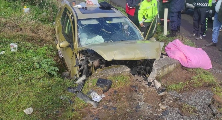 Manisa'da menfeze çarpan otomobildeki 2 kişi yaralandı