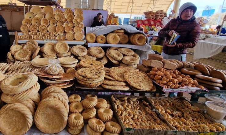 Özbekistan'da iftar sofralarında nişalda tatlısı ve patır ekmek eksik olmuyor