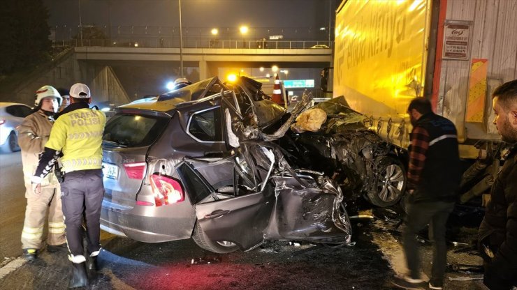 Bağcılar'da tırın altına giren otomobildeki 1 kişi ağır yaralandı