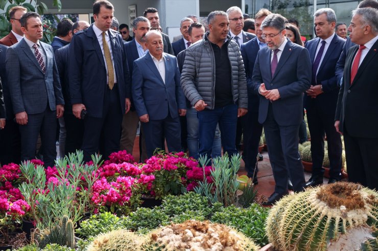 Bakan Yumaklı, İzmir'de çiçek üreticilerini ziyaret etti: