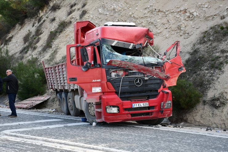 Bilecik'te üzerine beton mikseri devrilen kamyonun sürücüsü öldü