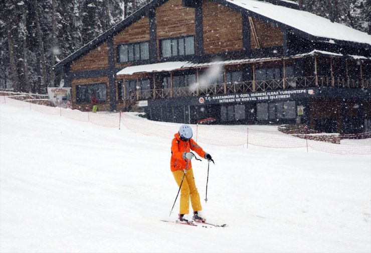 Ilgaz Yurduntepe Kayak Merkezi'nde mart ayında kayak yapılıyor