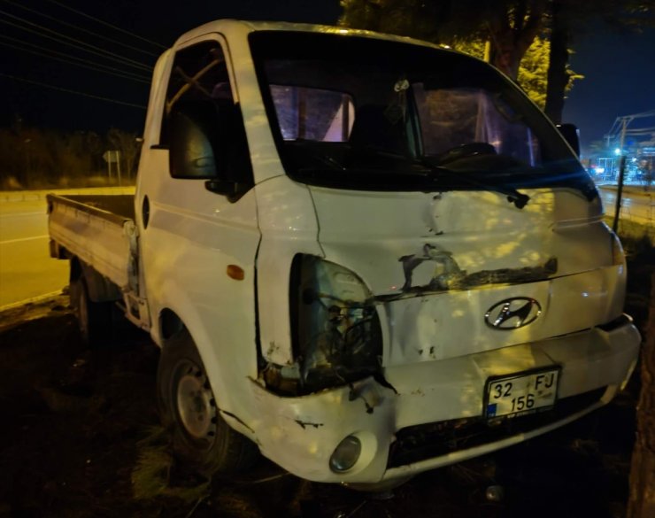 Isparta'da kamyonetle otomobilin çarpıştığı kazada 5 kişi yaralandı