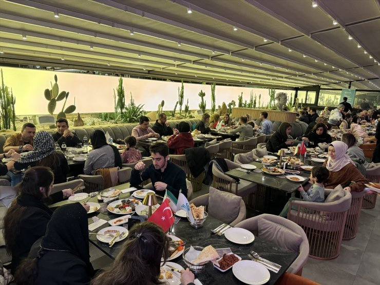 Tahran Yunus Emre Enstitüsü, öğrencilerine Türk restoranında iftar verdi