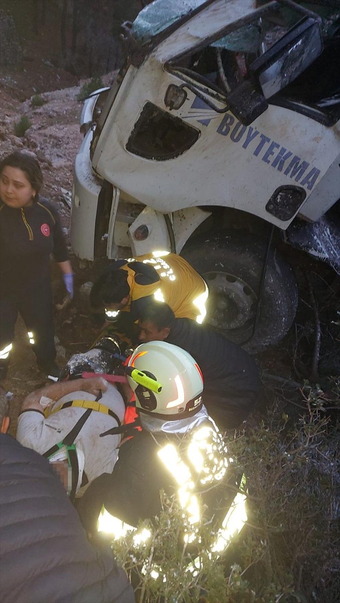 Denizli'de şarampole devrilen kamyondaki 1 kişi öldü, 1 kişi yaralandı