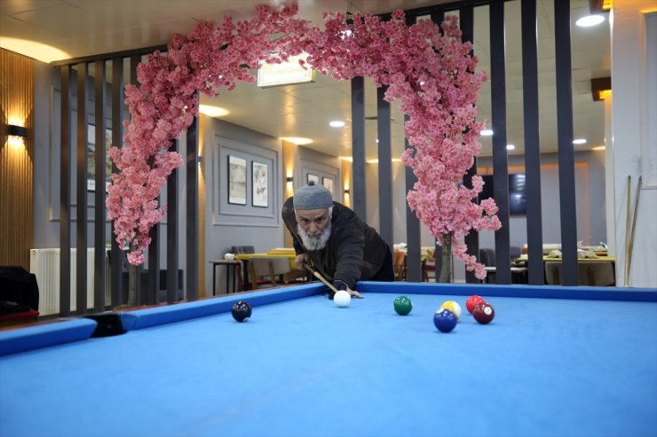 Muş'ta yaşayan 68 yaşındaki Turgut Özçilingir, bilardo tutkusuyla dikkati çekiyor