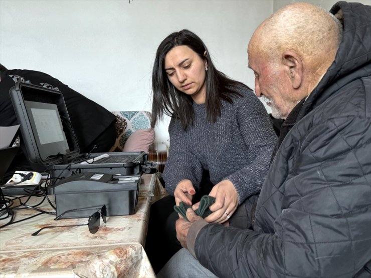 Yaşlıların ayağına kadar gidip kimliklerini evlerinde yeniliyorlar