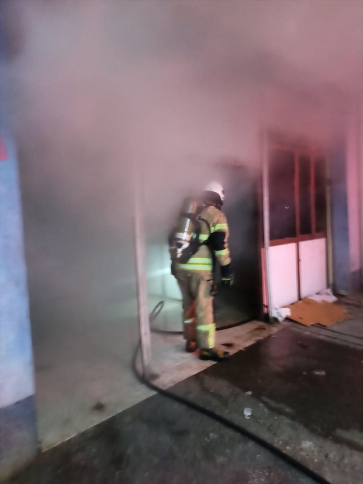 Adana'da iş yerinde çıkan yangın hasara neden oldu