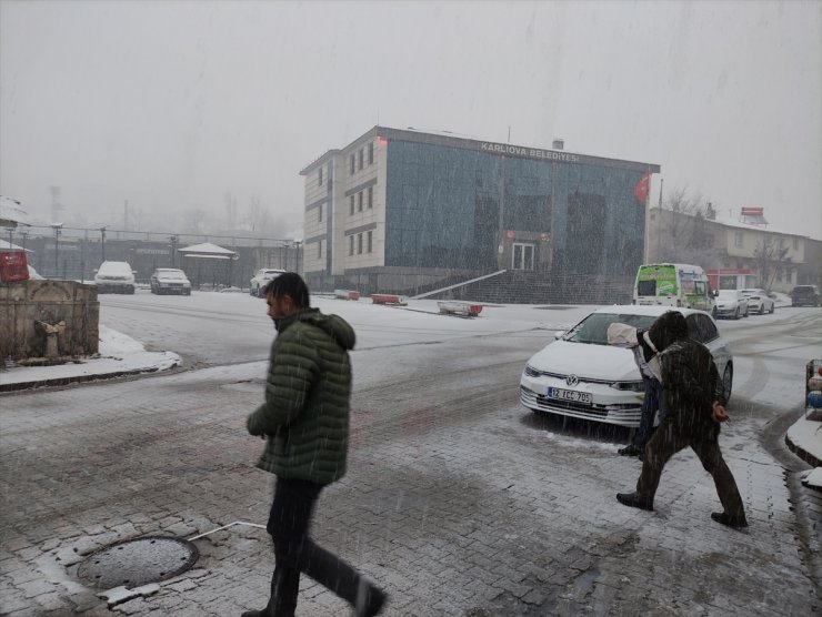 Bingöl Karlıova'da kar etkili oldu