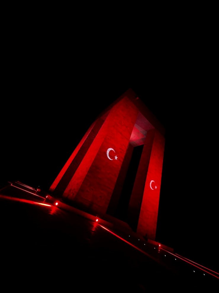 Çanakkale Şehitler Abidesi'ne Türk bayrağı yansıtıldı