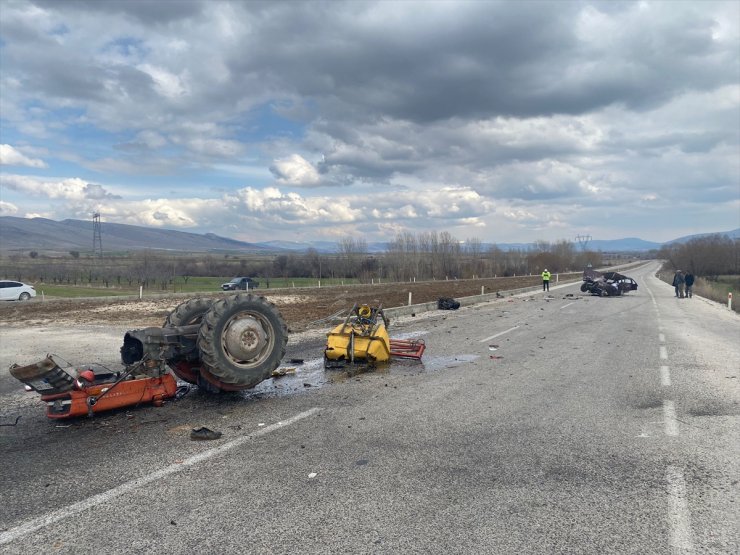 Isparta'da otomobil ve traktörün çarpıştığı kazada 4 kişi yaralandı