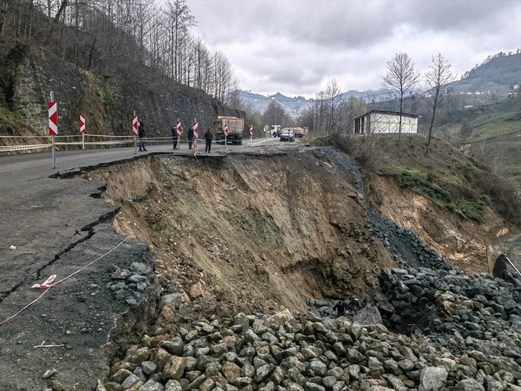 Trabzon'da Hayrat-Of kara yolunda heyelan meydana geldi