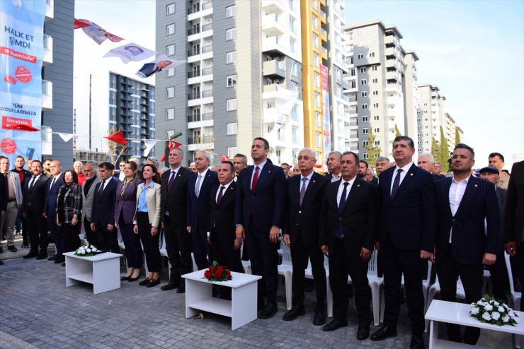 Antalya'daki kentsel dönüşüm projesinde hak sahiplerine anahtarları verildi