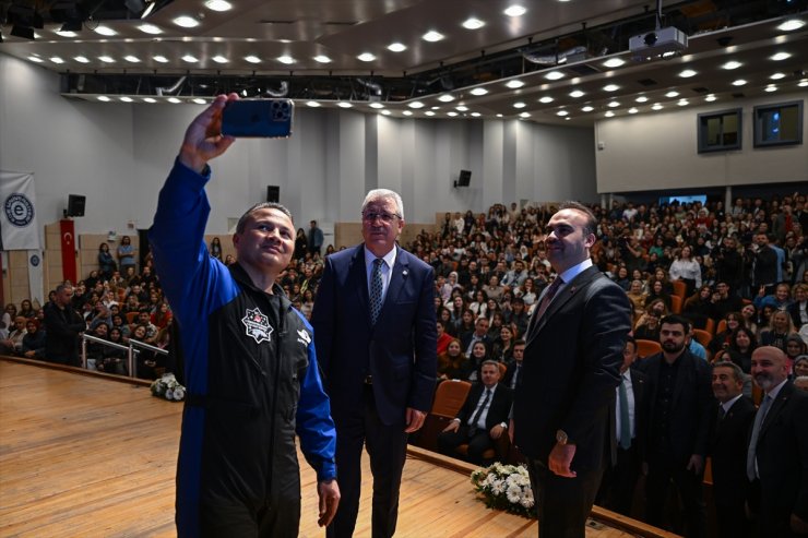 Türkiye'nin ilk astronotu Alper Gezeravcı, İzmir'de gençlerle buluştu