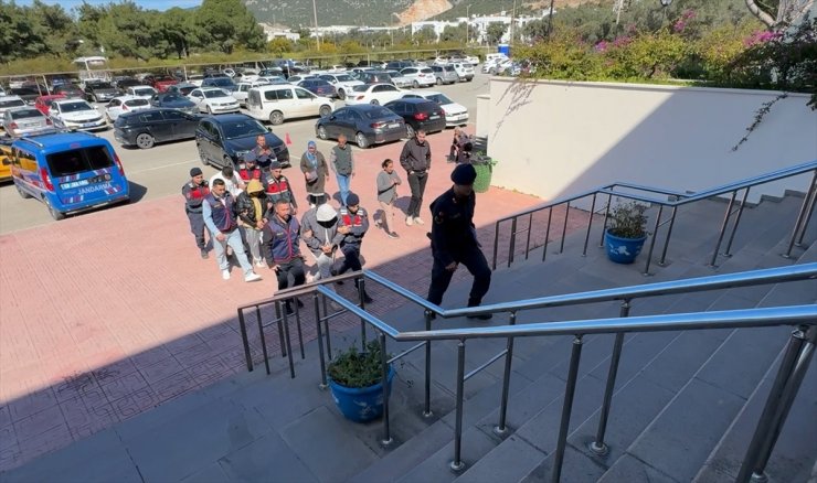 Bodrum'da göçmen kaçakçılığı yaptığı iddia edilen 3 zanlı tutuklandı