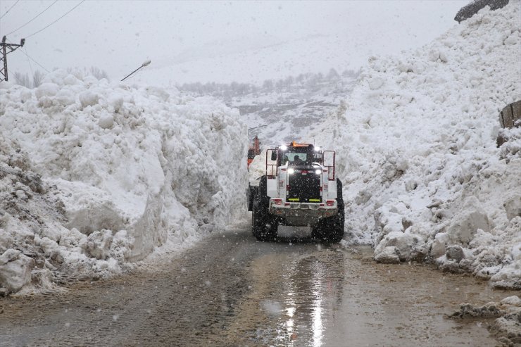 Çığ nedeniyle kapanan Hakkari-Çukurca kara yolu açıldı