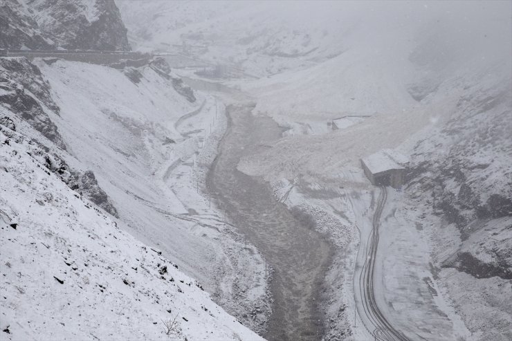 GÜNCELLEME - Hakkari-Çukurca kara yolu çığ nedeniyle kapandı