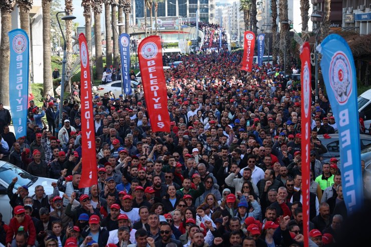 İzmir'de TİS görüşmelerinden sonuç alamayan Büyükşehir Belediyesi işçileri eylem yaptı