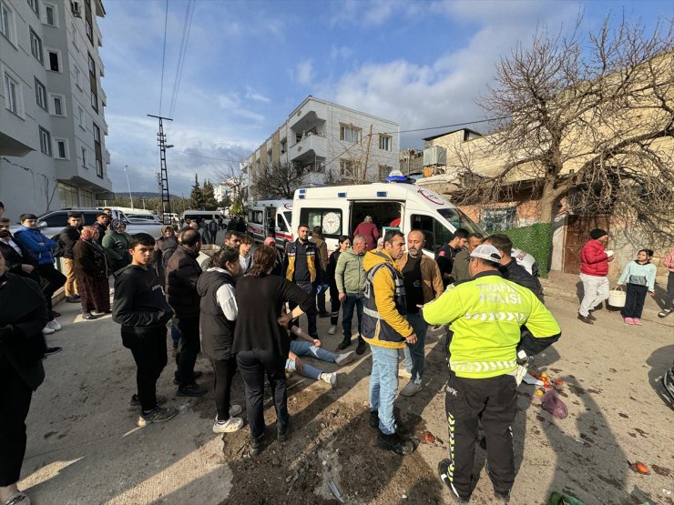 Kilis'te otomobil ile motosikletin çarpıştığı kazada 3 kişi yaralandı